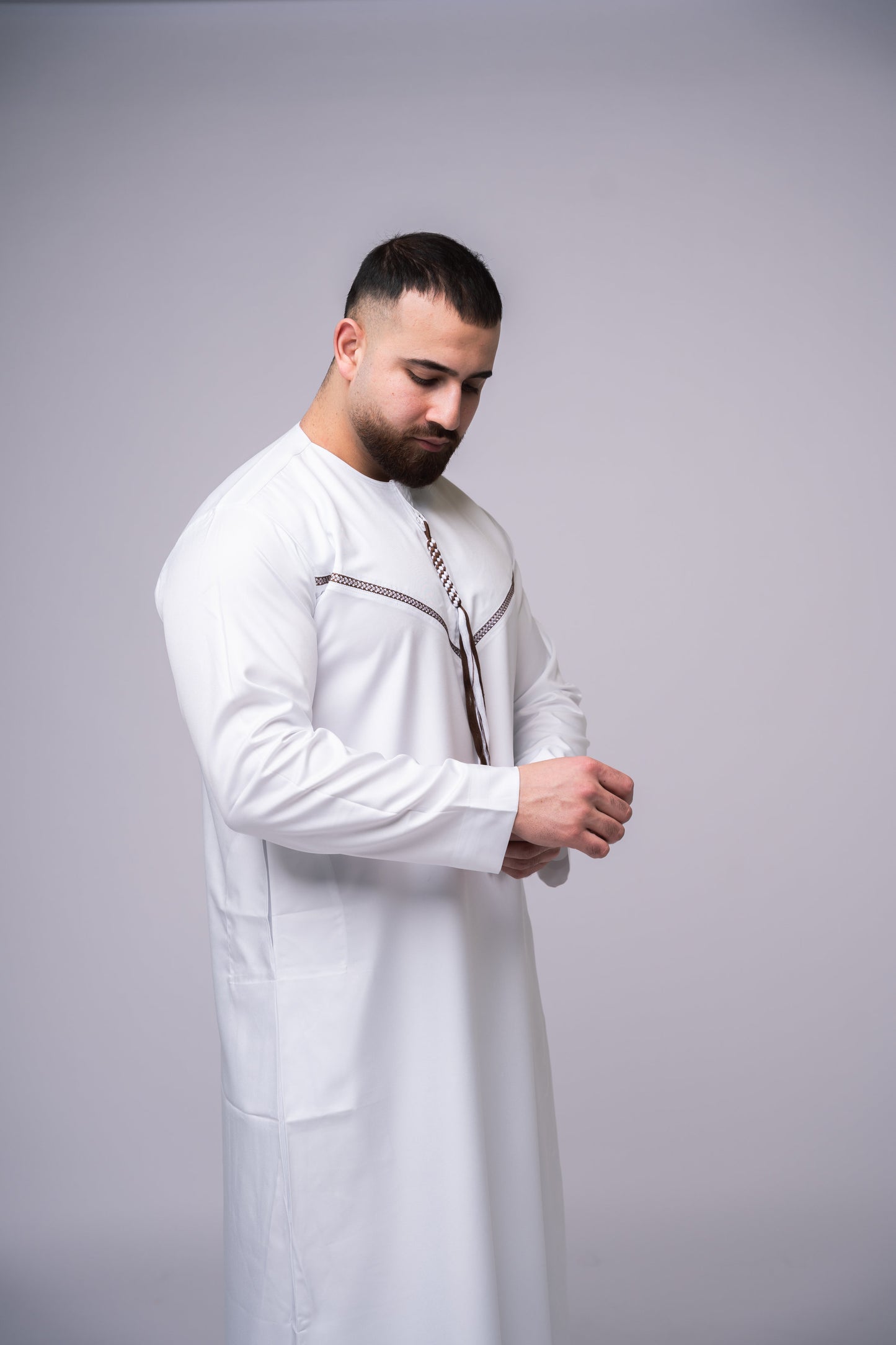 Omani Style Qamees Wit - Bruine stiksel