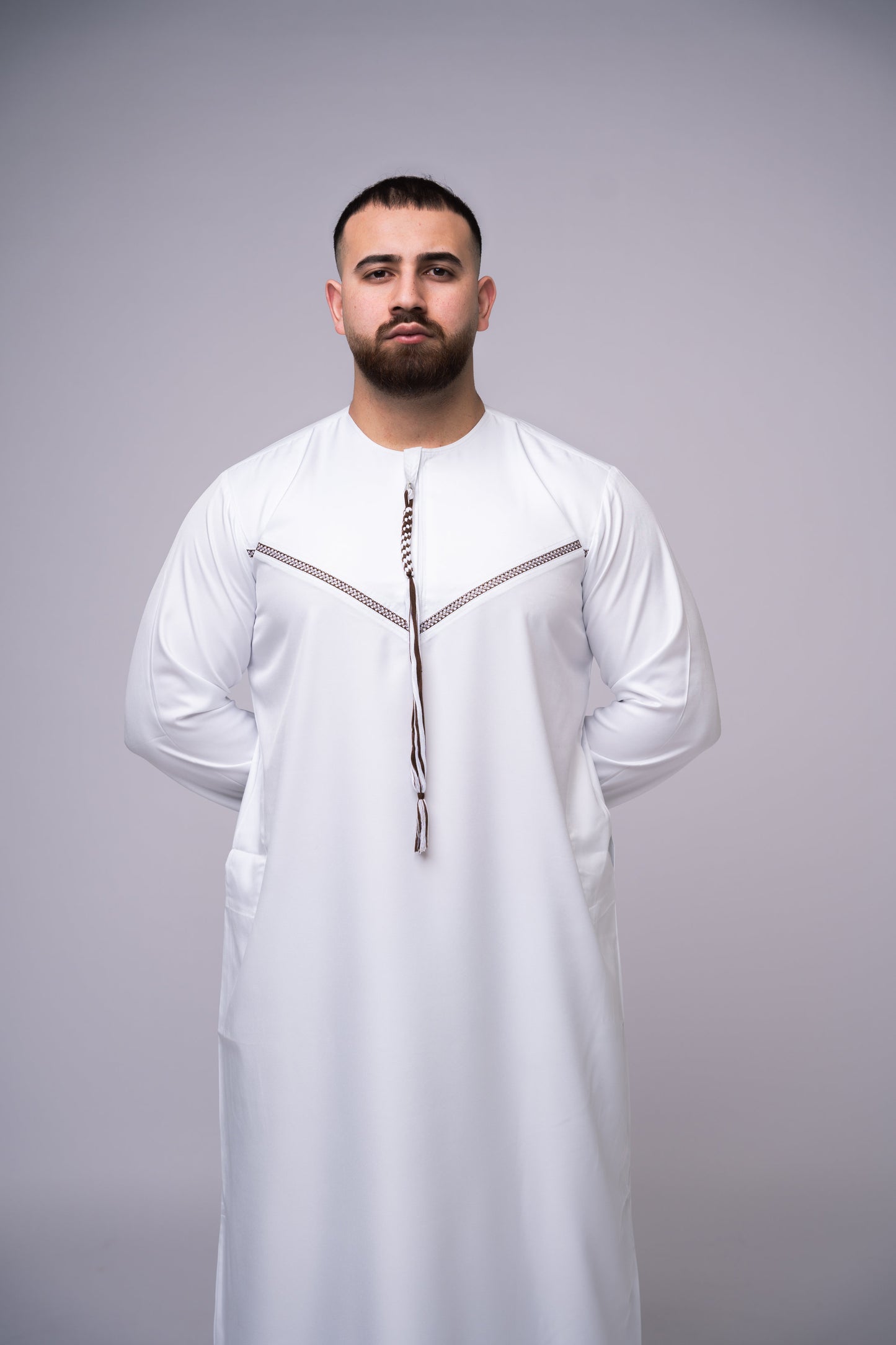 Omani Style Qamees Wit - Bruine stiksel