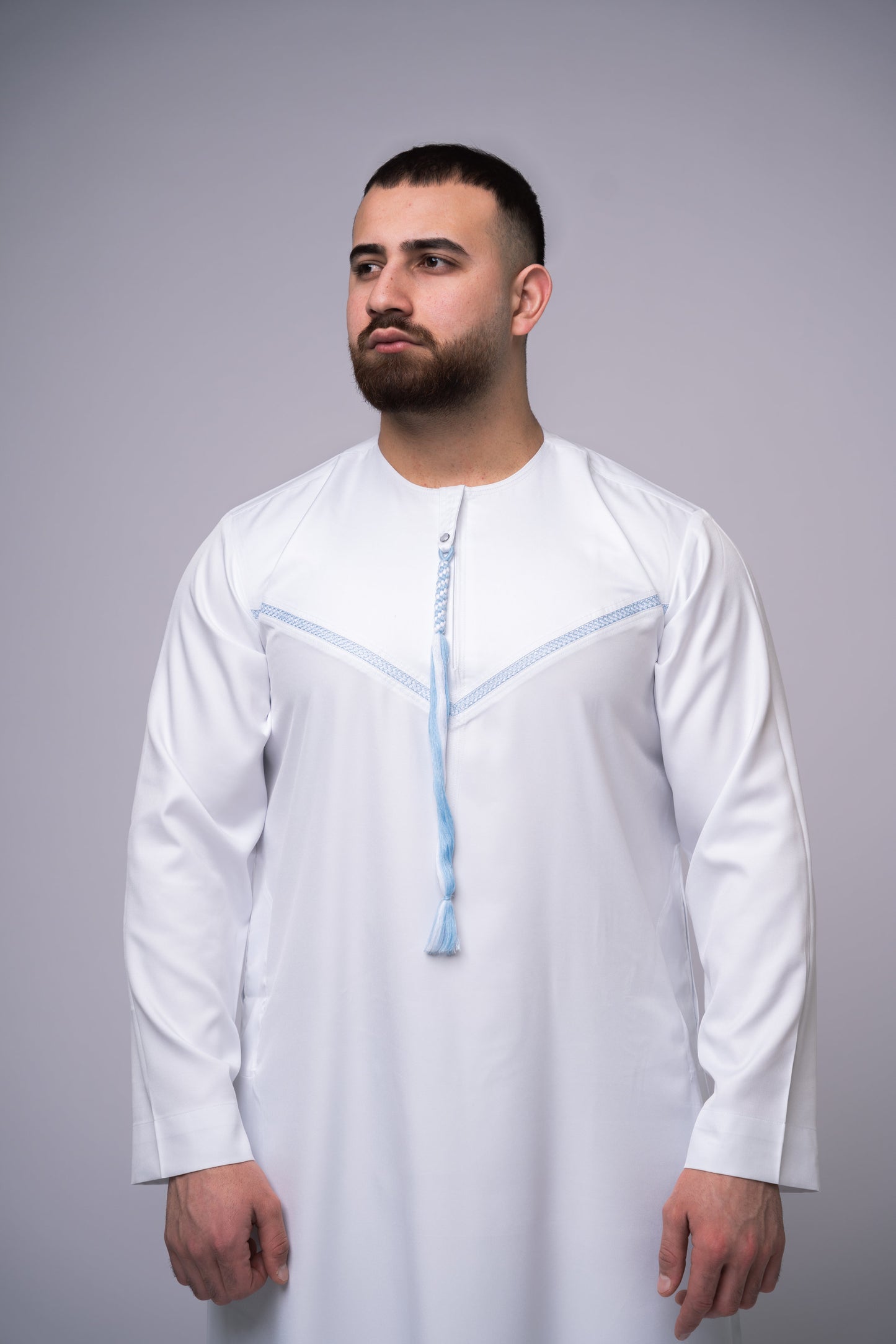 Omani Style Qamees Wit - Blauwe stiksel