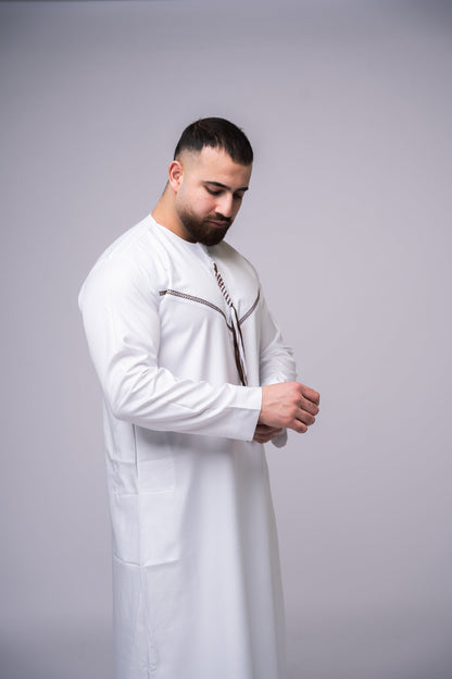 Omani Style Qamees Wit - Bruine stiksel